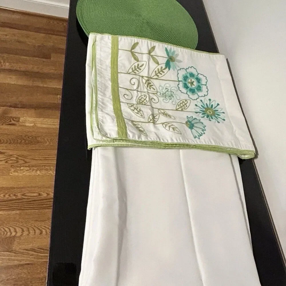 Tablecloth, Runner and Placemats, Set od 8